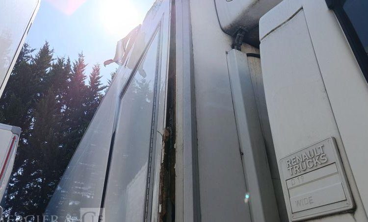 RENAULT D19 WIDE AVEC GROUPE FROID – EN DESIGNATION – DIESEL – 331340 KMS BLANC DZ-104-ZG