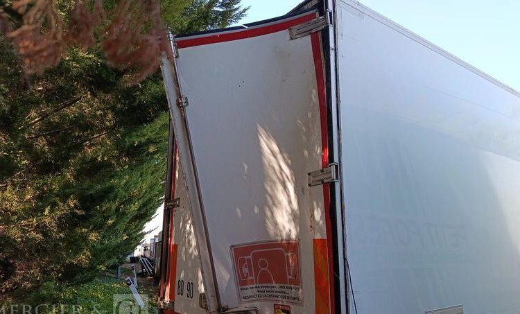 RENAULT D19 WIDE AVEC GROUPE FROID – EN DESIGNATION – DIESEL – 331340 KMS BLANC DZ-104-ZG
