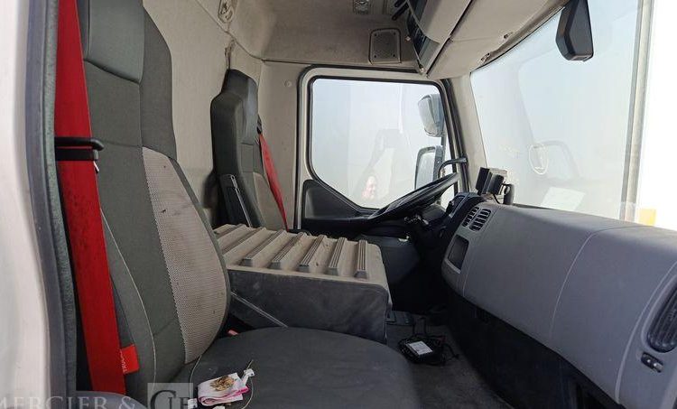 RENAULT D19 WIDE AVEC GROUPE FROID – EN DESIGNATION – DIESEL – 331340 KMS BLANC DZ-104-ZG