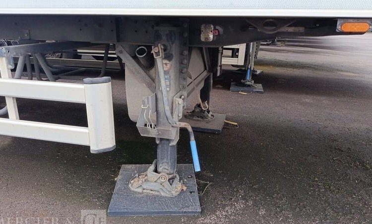 LAMBERET SEMI REMORQUE FIRGORIFIQUE EN DESIGNATION – PTAC : 38 TONNES – DIESEL  EA-441-NJ