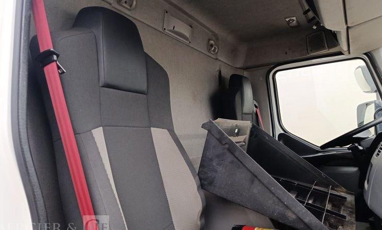 RENAULT D19 WIDE AVEC GROUPE FROID EN DESIGNATION PTAC : 19 TONNES – DIESEL  EA-563-JA