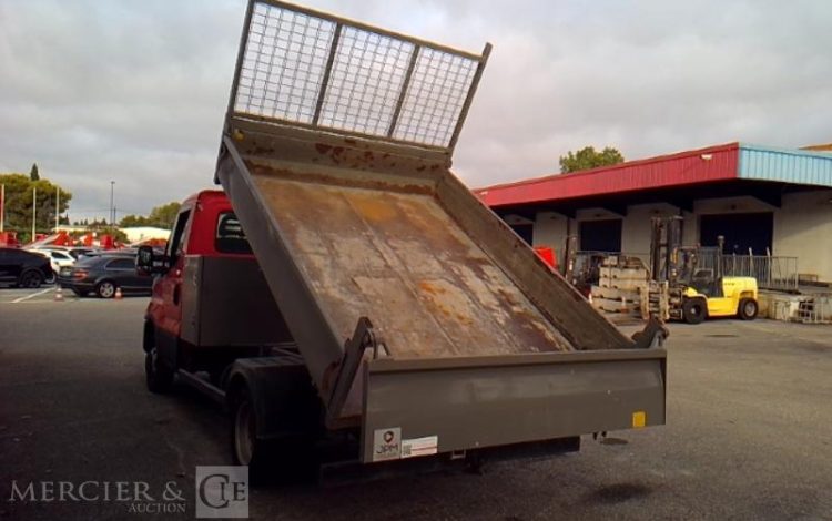 IVECO 35-130 BENNE SIMPLE CABINE COFFRE ROUGE EB-200-ZW