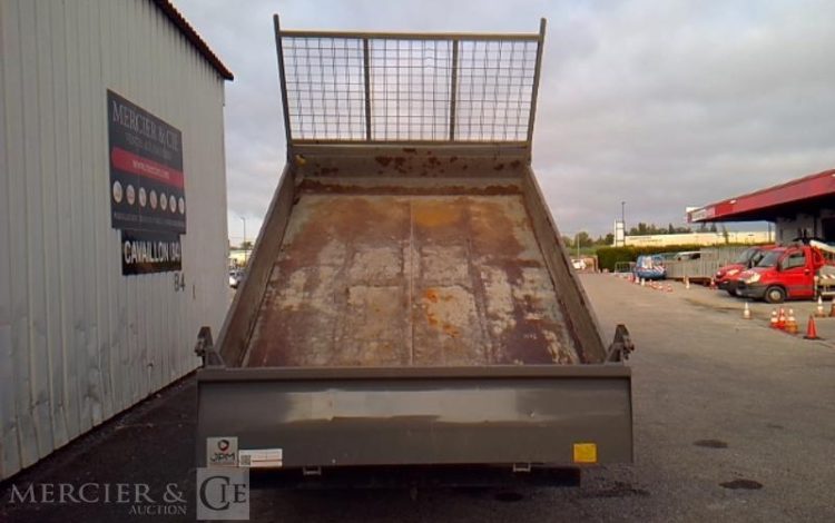 IVECO 35-130 BENNE SIMPLE CABINE COFFRE ROUGE EB-200-ZW