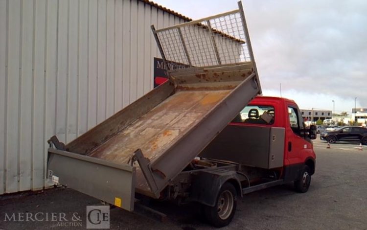 IVECO 35-130 BENNE SIMPLE CABINE COFFRE ROUGE EB-200-ZW