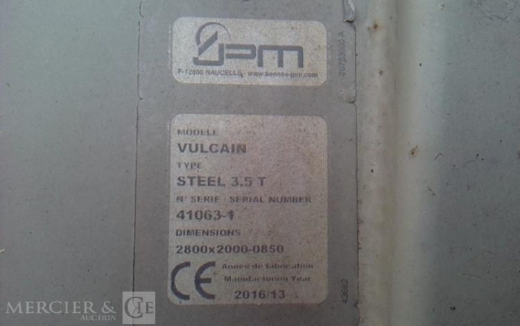 IVECO 35-130 BENNE SIMPLE CABINE COFFRE ROUGE EB-200-ZW