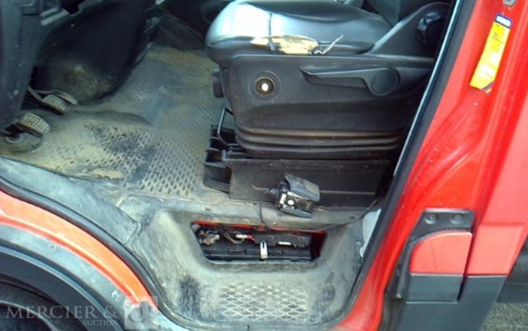 IVECO 35-130 BENNE SIMPLE CABINE COFFRE ROUGE EB-200-ZW
