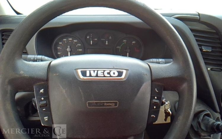 IVECO 35-130 BENNE SIMPLE CABINE COFFRE ROUGE EB-200-ZW