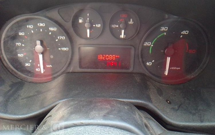 IVECO 35-130 BENNE SIMPLE CABINE COFFRE ROUGE EB-200-ZW
