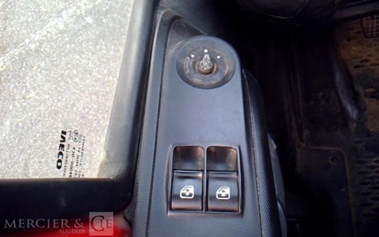 IVECO 35-130 BENNE SIMPLE CABINE COFFRE ROUGE EB-200-ZW