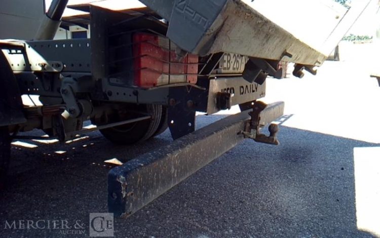 IVECO 35-130 BENNE SIMPLE CABINE COFFRE ROUGE EB-267-XE