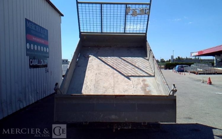 IVECO 35-130 BENNE SIMPLE CABINE COFFRE ROUGE EB-267-XE