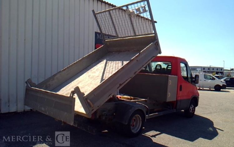 IVECO 35-130 BENNE SIMPLE CABINE COFFRE ROUGE EB-267-XE