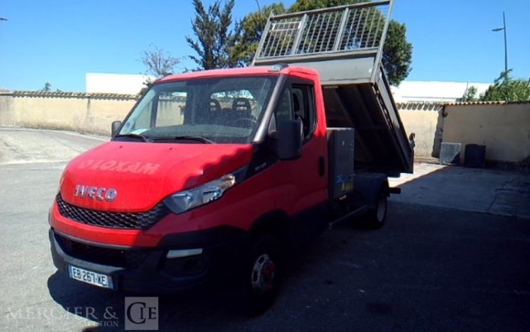 IVECO 35-130 BENNE SIMPLE CABINE COFFRE ROUGE EB-267-XE