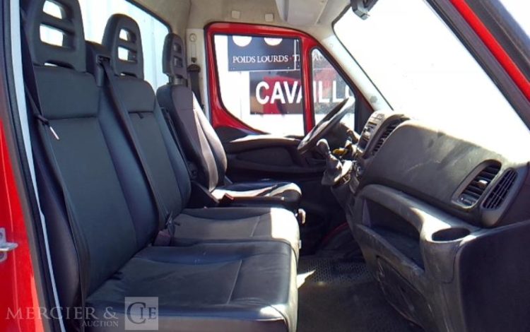 IVECO 35-130 BENNE SIMPLE CABINE COFFRE ROUGE EB-267-XE