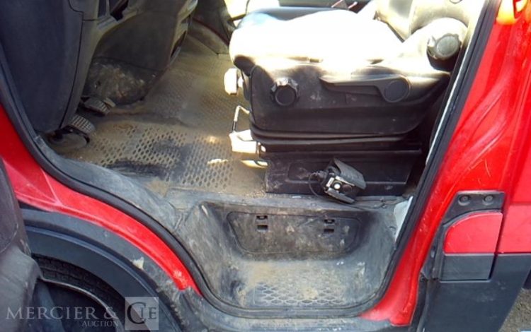 IVECO 35-130 BENNE SIMPLE CABINE COFFRE ROUGE EB-267-XE