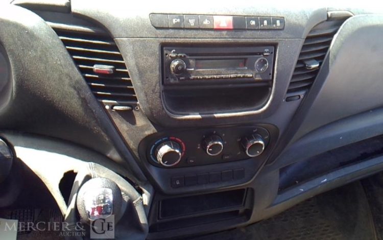 IVECO 35-130 BENNE SIMPLE CABINE COFFRE ROUGE EB-267-XE