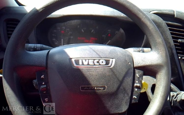 IVECO 35-130 BENNE SIMPLE CABINE COFFRE ROUGE EB-267-XE