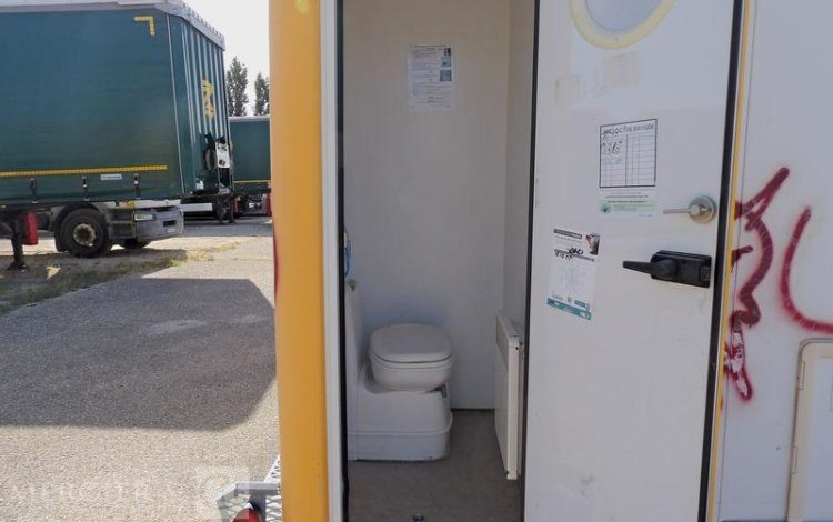 ABRI CHANTIER 9M2 ISOLE + WC  EB-818-PE