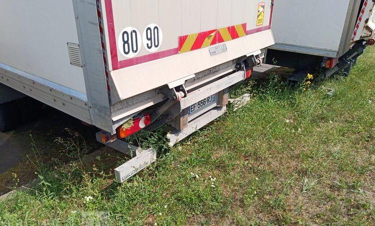 IVECO EUROCARGO 120-190 AVEC HAYON EN DESIGNATION – DIESEL BLANC EF-556-RJ