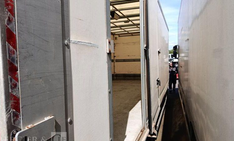 IVECO EUROCARGO 120-190 AVEC HAYON EN DESIGNATION – DIESEL BLANC EF-556-RJ