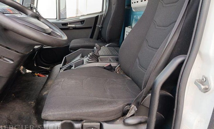 IVECO EUROCARGO 120-190 AVEC HAYON EN DESIGNATION – DIESEL BLANC EF-556-RJ