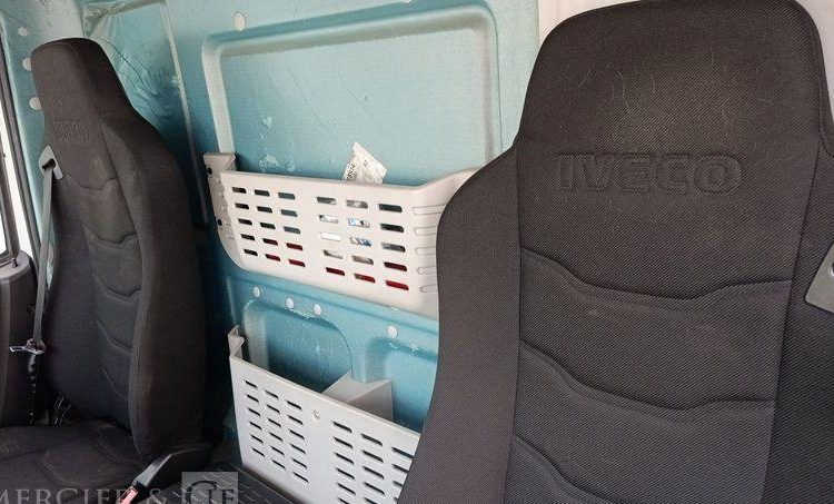 IVECO EUROCARGO 120-190 AVEC HAYON EN DESIGNATION – DIESEL BLANC EF-556-RJ
