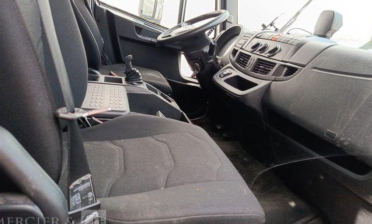 IVECO EUROCARGO 120-190 AVEC HAYON EN DESIGNATION – DIESEL BLANC EF-556-RJ