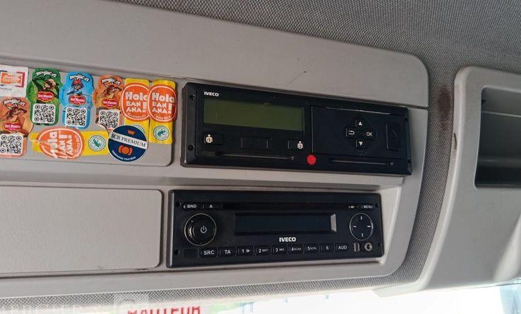 IVECO EUROCARGO 120-190 AVEC HAYON EN DESIGNATION – DIESEL BLANC EF-556-RJ