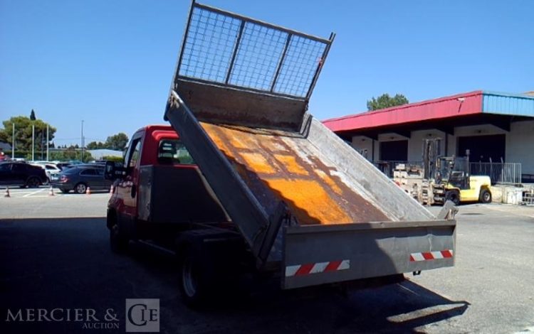 IVECO 35-130 BENNE SIMPLE CABINE COFFRE ROUGE EF-680-FT