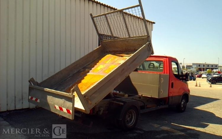 IVECO 35-130 BENNE SIMPLE CABINE COFFRE ROUGE EF-680-FT