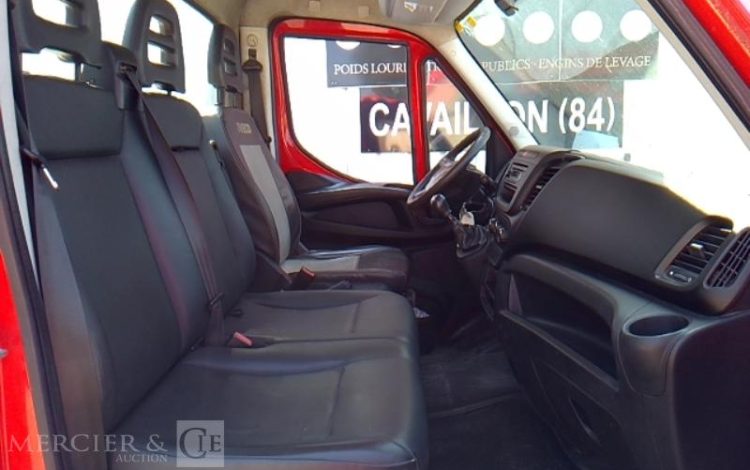 IVECO 35-130 BENNE SIMPLE CABINE COFFRE ROUGE EF-680-FT
