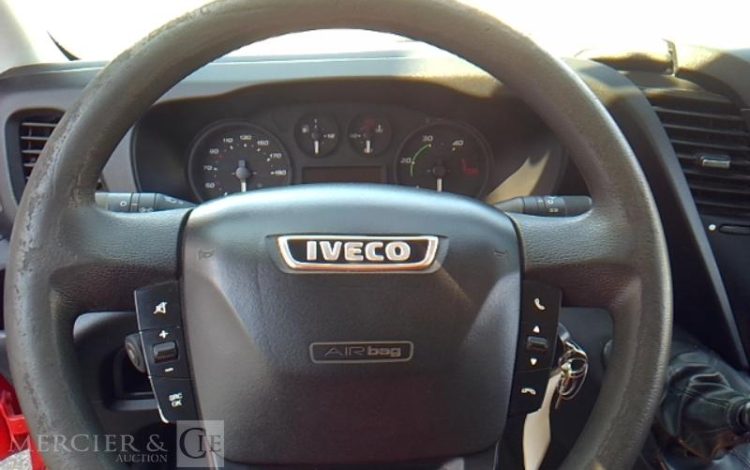 IVECO 35-130 BENNE SIMPLE CABINE COFFRE ROUGE EF-680-FT