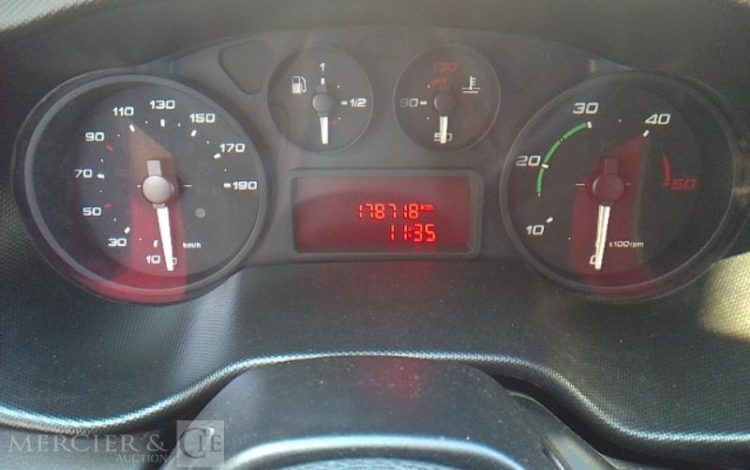 IVECO 35-130 BENNE SIMPLE CABINE COFFRE ROUGE EF-680-FT