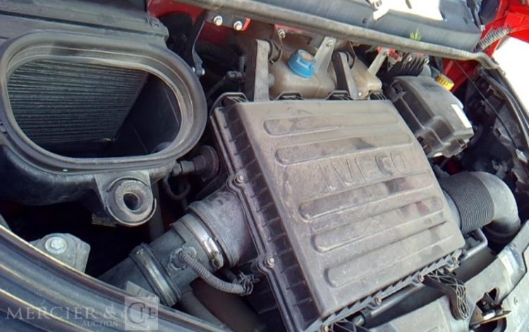 IVECO 35-130 BENNE SIMPLE CABINE COFFRE ROUGE EF-680-FT