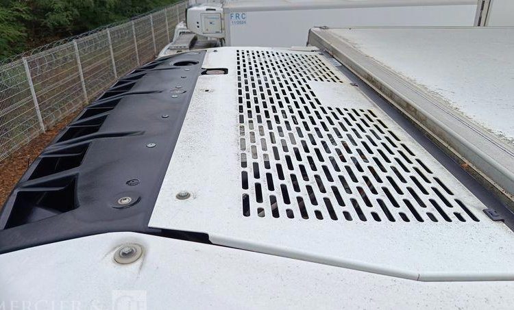 RENAULT PORTEUR D14 AVEC GROUPE FROID CARRIER – PTAC : 14 T – DIESEL BLANC EH-605-HV