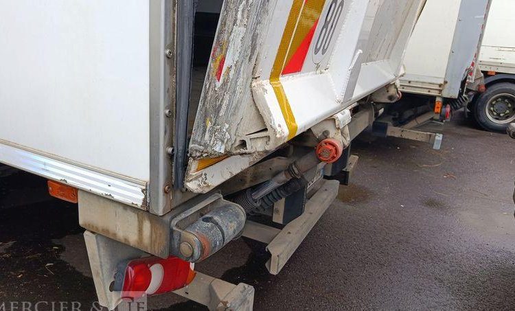 RENAULT PORTEUR D14 AVEC GROUPE FROID CARRIER – PTAC : 14 T – DIESEL BLANC EH-605-HV