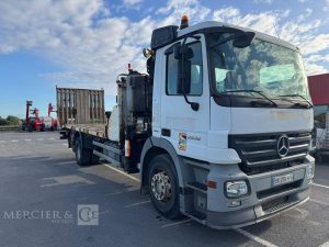 MERCEDES ACTROS 2532 PORTE ENGIN AVEC GRUE FASSI 210 – PTAC : 26 T – DIESEL – ANNEE 2008 BLANC EK-275-PF