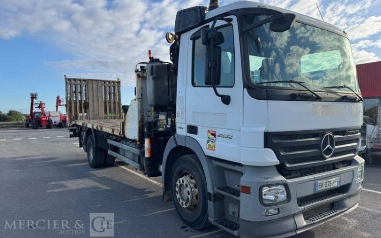 MERCEDES ACTROS 2532 PORTE ENGIN AVEC GRUE FASSI 210 – PTAC : 26 T – DIESEL – ANNEE 2008 BLANC EK-275-PF