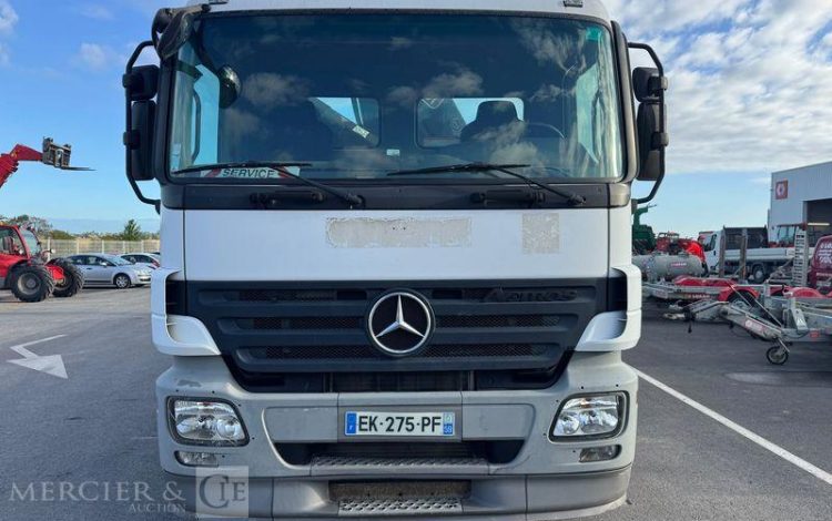 MERCEDES ACTROS 2532 PORTE ENGIN AVEC GRUE FASSI 210 – PTAC : 26 T – DIESEL – ANNEE 2008 BLANC EK-275-PF