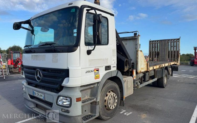 MERCEDES ACTROS 2532 PORTE ENGIN AVEC GRUE FASSI 210 – PTAC : 26 T – DIESEL – ANNEE 2008 BLANC EK-275-PF