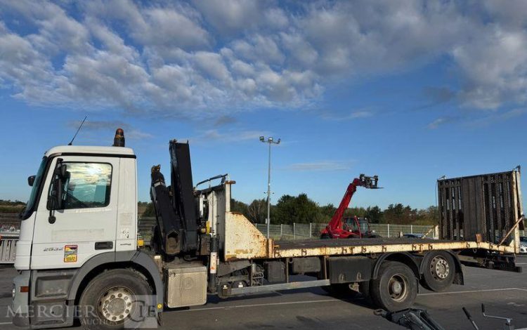 MERCEDES ACTROS 2532 PORTE ENGIN AVEC GRUE FASSI 210 – PTAC : 26 T – DIESEL – ANNEE 2008 BLANC EK-275-PF