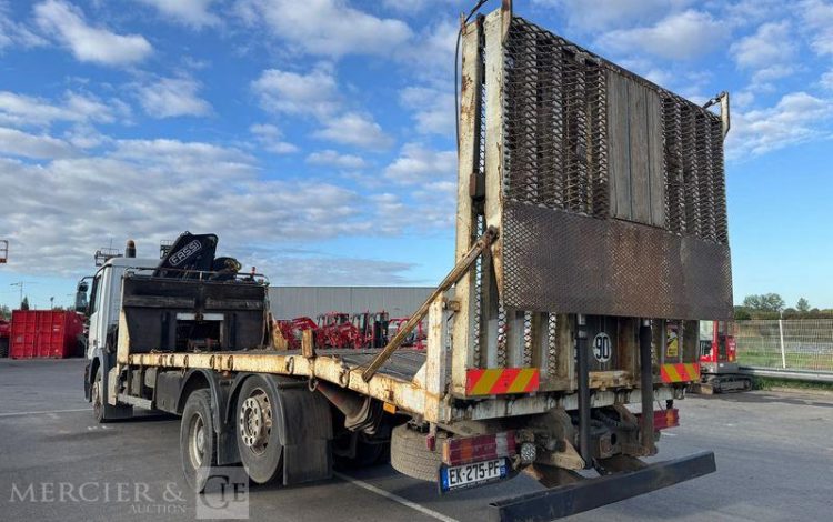 MERCEDES ACTROS 2532 PORTE ENGIN AVEC GRUE FASSI 210 – PTAC : 26 T – DIESEL – ANNEE 2008 BLANC EK-275-PF