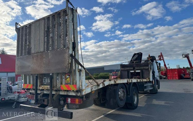 MERCEDES ACTROS 2532 PORTE ENGIN AVEC GRUE FASSI 210 – PTAC : 26 T – DIESEL – ANNEE 2008 BLANC EK-275-PF