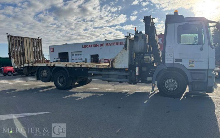 MERCEDES ACTROS 2532 PORTE ENGIN AVEC GRUE FASSI 210 – PTAC : 26 T – DIESEL – ANNEE 2008 BLANC EK-275-PF