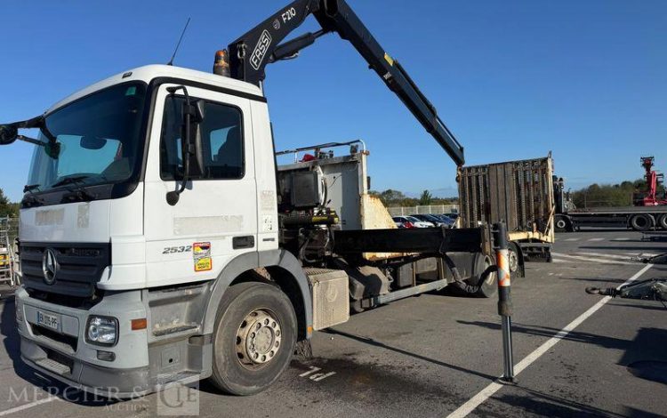 MERCEDES ACTROS 2532 PORTE ENGIN AVEC GRUE FASSI 210 – PTAC : 26 T – DIESEL – ANNEE 2008 BLANC EK-275-PF