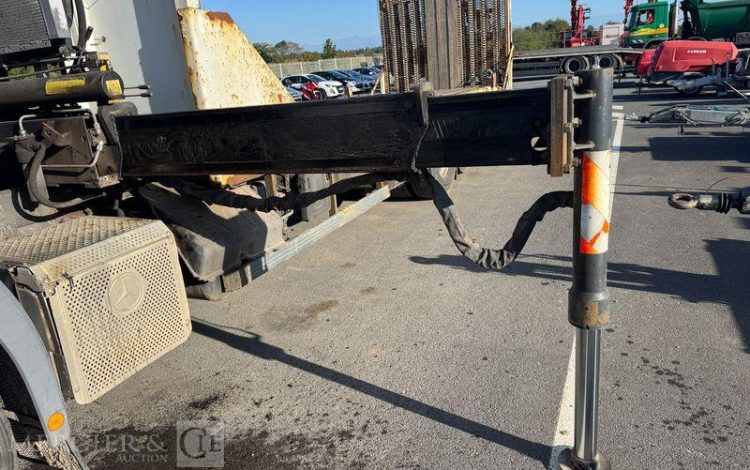 MERCEDES ACTROS 2532 PORTE ENGIN AVEC GRUE FASSI 210 – PTAC : 26 T – DIESEL – ANNEE 2008 BLANC EK-275-PF