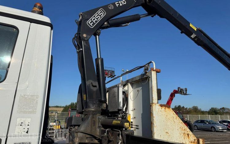 MERCEDES ACTROS 2532 PORTE ENGIN AVEC GRUE FASSI 210 – PTAC : 26 T – DIESEL – ANNEE 2008 BLANC EK-275-PF