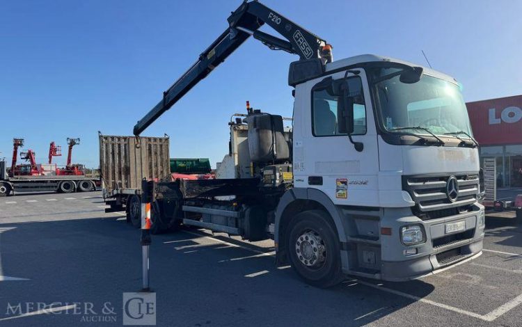 MERCEDES ACTROS 2532 PORTE ENGIN AVEC GRUE FASSI 210 – PTAC : 26 T – DIESEL – ANNEE 2008 BLANC EK-275-PF