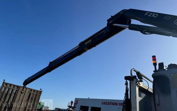 MERCEDES ACTROS 2532 PORTE ENGIN AVEC GRUE FASSI 210 – PTAC : 26 T – DIESEL – ANNEE 2008 BLANC EK-275-PF