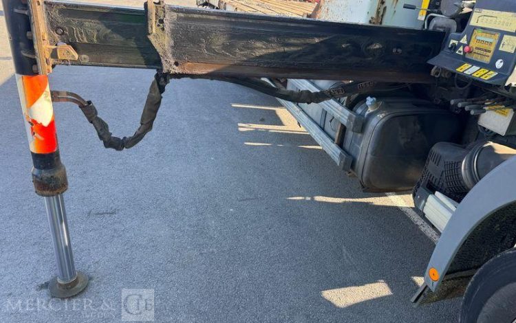 MERCEDES ACTROS 2532 PORTE ENGIN AVEC GRUE FASSI 210 – PTAC : 26 T – DIESEL – ANNEE 2008 BLANC EK-275-PF